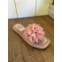 Roze slipper met roze bloem